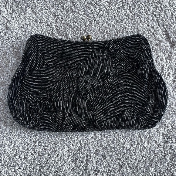 mantessa Handbags - 💚Vintage Mantessa hand beaded small clutch